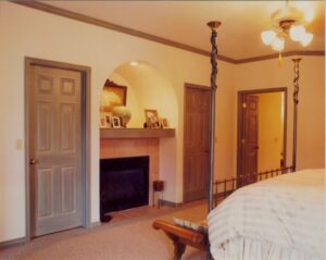 A four poster bed in a bedroom.